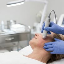 Фракционные RF-технологии Fractora и Fractora FIRM для уменьшения морщин, выравнивания рубцов и коррекции пигментации